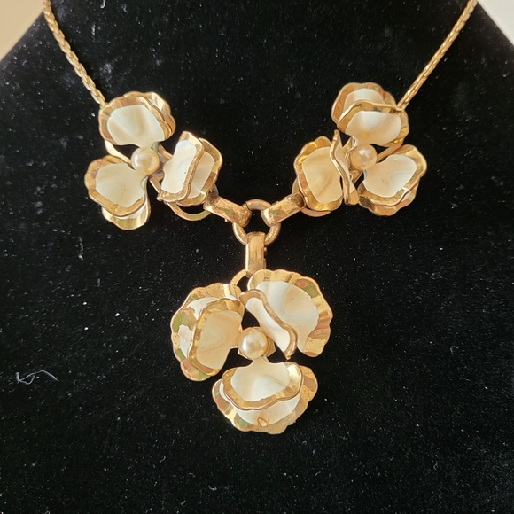 Vintage Brass Tone Floral Necklace with Creme Enameling and Faux Pearls - Picture 12 of 16